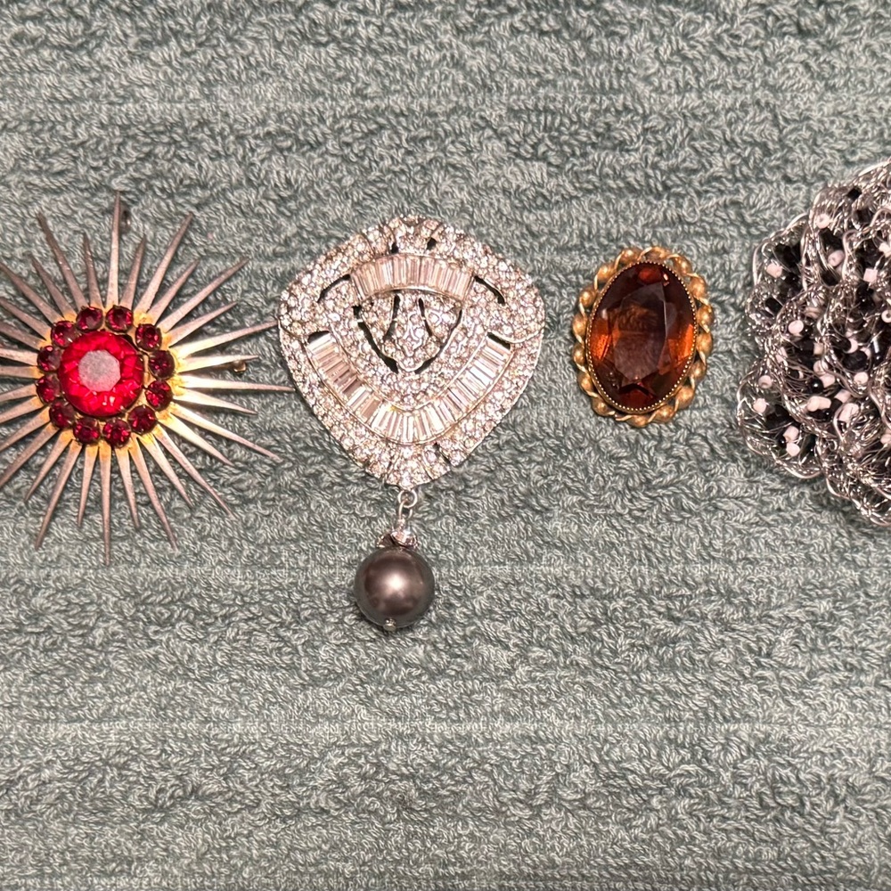 Collection of 5 Beautiful Vintage Brooches .